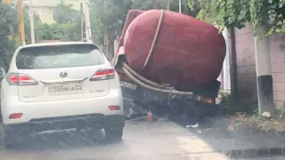 Новый асфальт провалился под авто в элитном микрорайоне Алматы