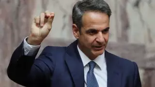 Грекам предложили выбрать между карантином и самоограничениями