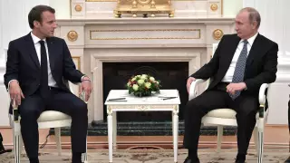 "Разговор слепого с глухим": СМИ раскрыли содержание беседы Путина и Макрона