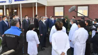 Токаев призвал врачей быть готовыми ко второй волне коронавируса