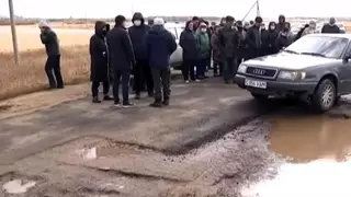 "Дырка на дырке". В Акмолинской области жителей возмутил ремонт дороги