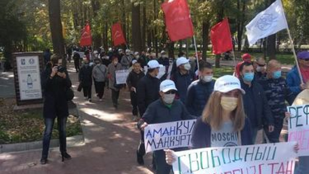 Мирный марш за независимость Кыргызстана проходит в Бишкеке