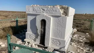 Гробницу и могилы разгромили в Атырауской области