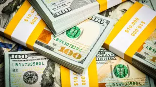 Доллар подешевел на торгах