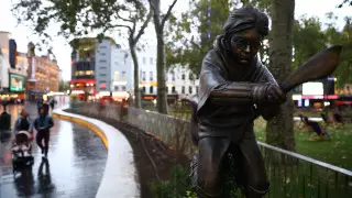 Памятник Гарри Поттеру установили в центре Лондона