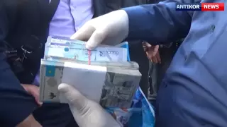 Двух следователей полиции и ДЭР задержали борцы с коррупцией