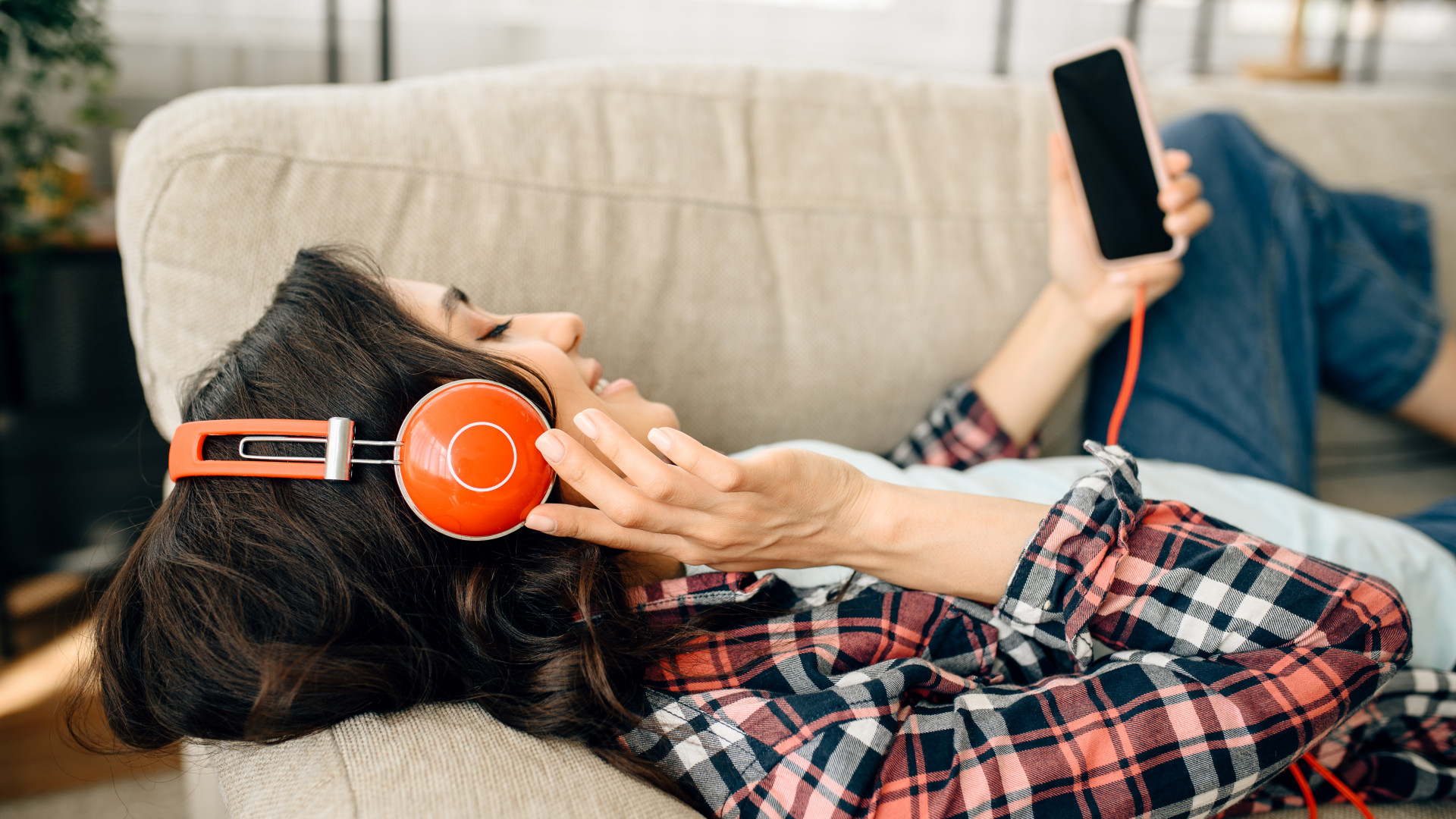 Наушники для девушек. Человек с наушниками. Прослушивание музыки. Девушка в наушниках. Женщина слушает музыку.