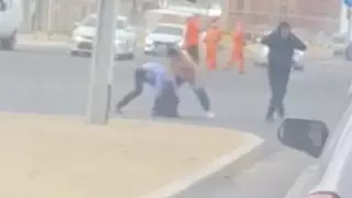 Девушка разнесла парня на проезжей части в Актау