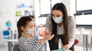 Главный санврач Алматы рассказал о ситуации с коронавирусом в дежурных классах