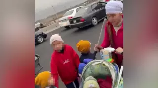"Бросалась камнями и укусила за руку" - попрошайка с детьми напала на водителя в Алматы