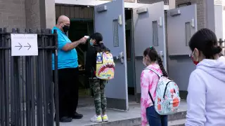 Из-за ситуации с коронавирусом в Нью-Йорке закрывают школы