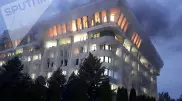 Захваченный протестующими Белый дом горит в Бишкеке