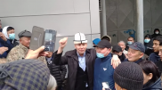 Протестующие в Бишкеке выпустили из СИЗО сторонников Атамбаева