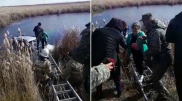 Женщину и подростка успели спасти из тонущего авто в Карагандинской области