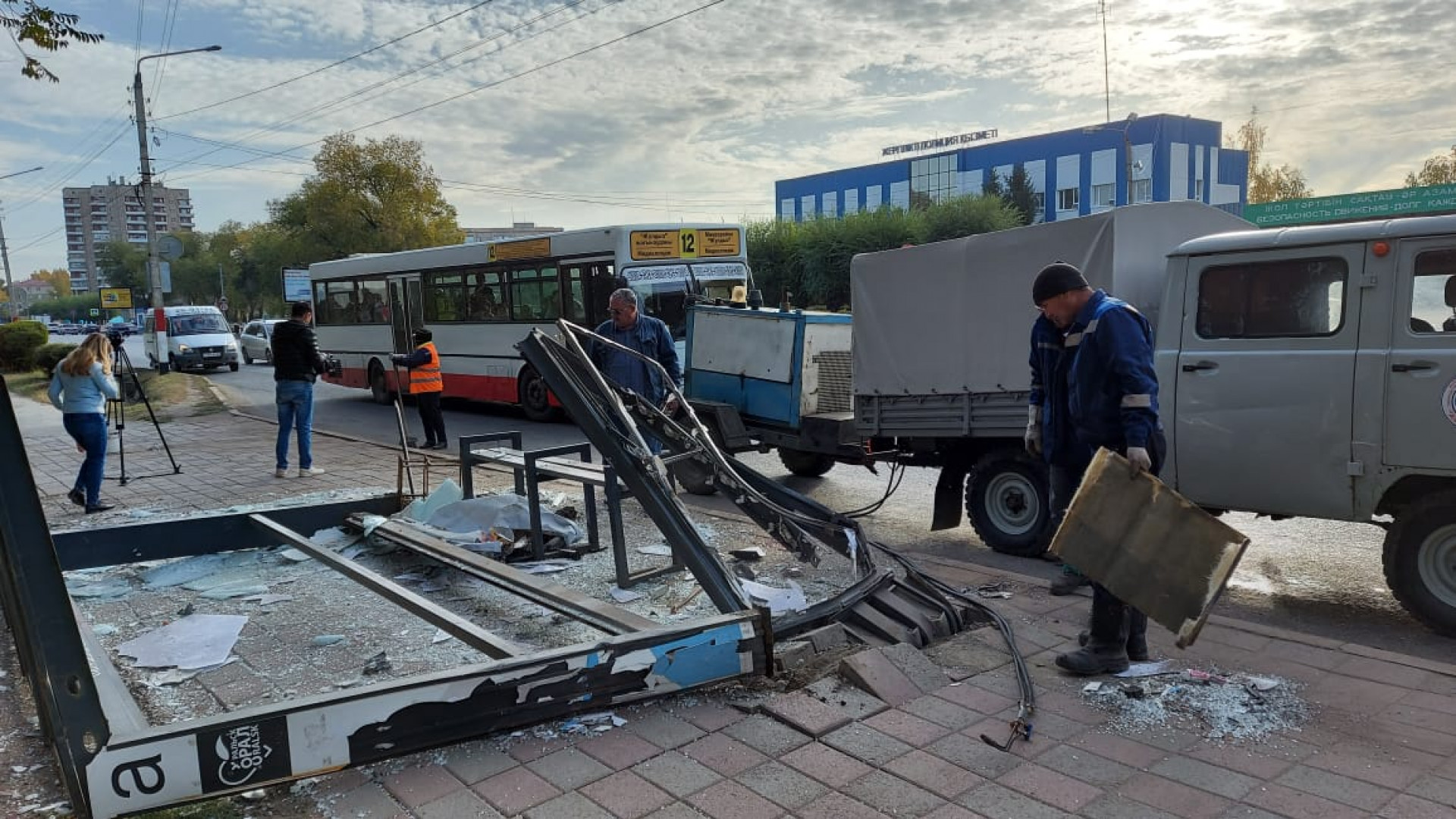 Авто снесло остановку в Уральске: двое в реанимации: 07 октября 2020 11:43  - новости на Tengrinews.kz