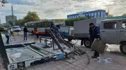 Авто снесло остановку в Уральске: двое в реанимации