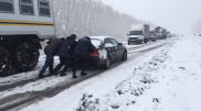 40 машин оказались в снежном плену на трассе в ВКО