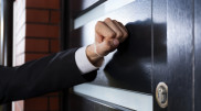 Туыстарға коллектор хабарласса қайтпек керек? Заңгер түсіндіреді
