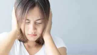 Нарушение зрения, слуха, депрессия. Названы признаки "постковидного" синдрома