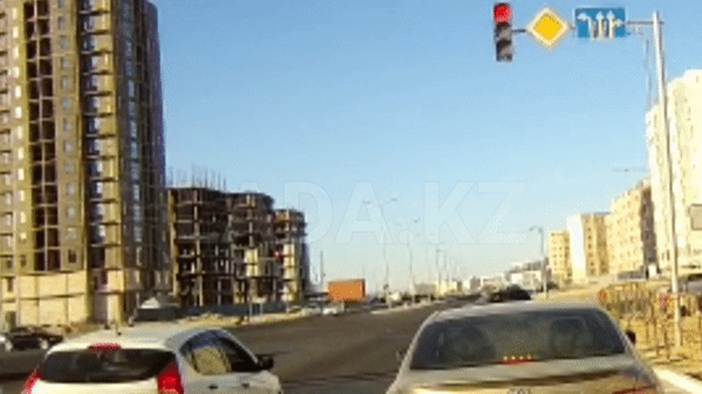 Столкновение Lada Priora с BMW в Актау попало на видео