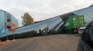 Надземный переход рухнул на трассу Петербург - Москва