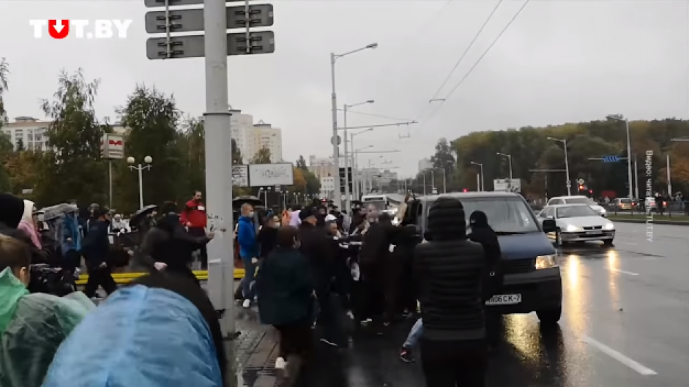 Жесткая стычка демонстрантов с ОМОНом попала на видео в Минске