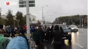Жесткая стычка демонстрантов с ОМОНом попала на видео в Минске