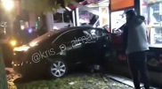 Алматинец не справился со своим Lexus и врезался в донерную