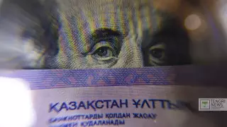Досаев назвал причины ослабления тенге