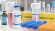 Johnson & Johnson приостановила испытания вакцины от коронавируса