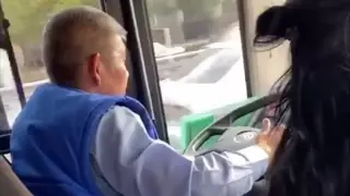 "Ребенок выпал из рук": на гонки автобусов пожаловались в Алматы