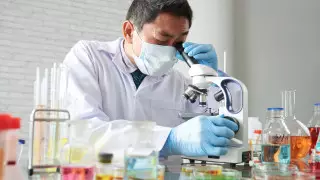 Коронавирус становится коварнее - ученый