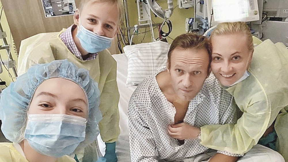 Лечивший Навального врач уволился