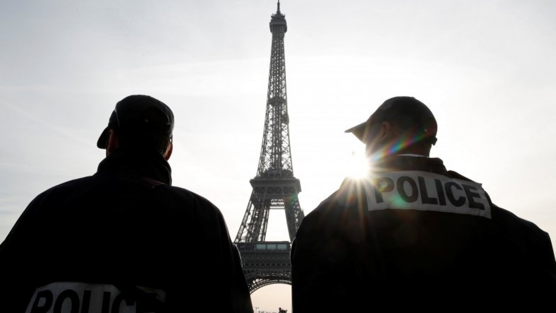 Fr ends. Комендантский час во Франции. Национальная полиция Франции символ. Символ французской полиции. Охрана в Париже.