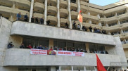Митингующие требуют роспуска парламента в Кыргызстане
