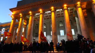 Парламент Кыргызстана рассмотрит отставку президента 16 октября