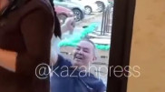 Улыбающийся мужчина с ножом стучал в окно кафе в Алматы