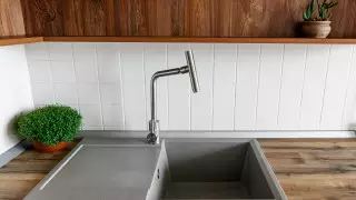 В очередь за питьевой водой выстроились жители Сарани