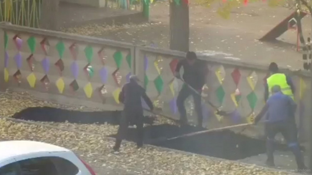 Рабочих заставили снять уложенный на листву асфальт в Павлодаре