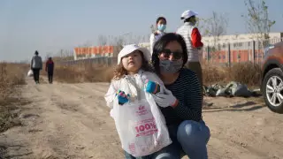 "Это не мой мусор, но это моя планета". Алматинка убирает мусор в туристических местах