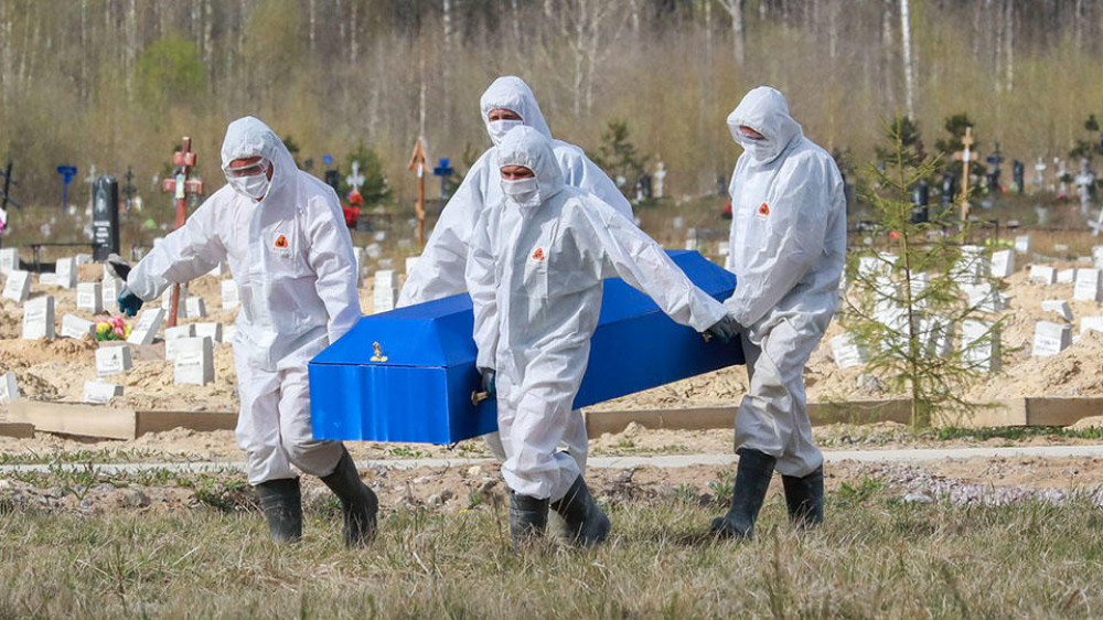 Голубой гроб второй день лежит на обочине в Москве