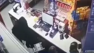 Вооруженный ножом мужчина ограбил автозаправку в ЗКО