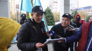 Недовольные выходом "Бората-2" алматинцы пришли к консульству США