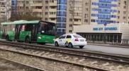 Таксист не пустил автобус по встречке в Алматы