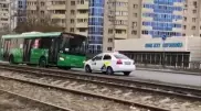 Таксист не пустил автобус по встречке в Алматы