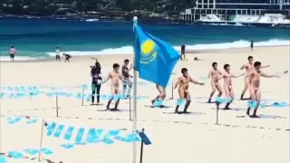 Юрист высказался о флешмобе Бората с флагом Казахстана