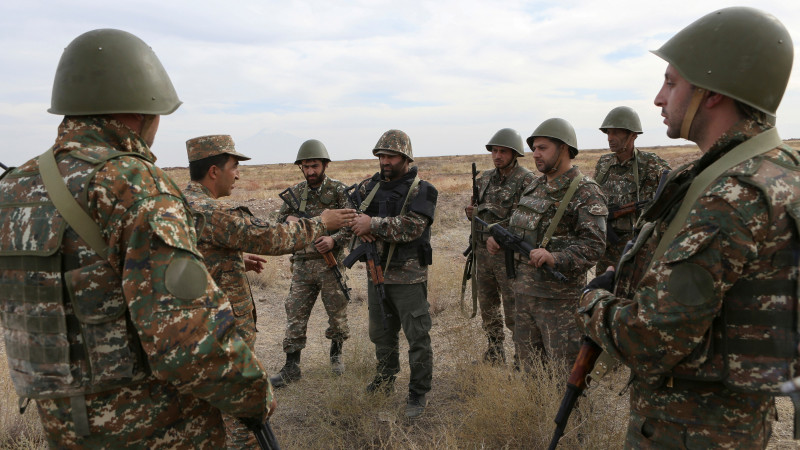 Армянские резервисты проводят учения близ Еревана. © Reuters