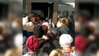 Жители Балхаша устроили давку в очереди за дешевыми продуктами