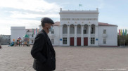 Здороваться за руку запретили жителям Павлодарской области