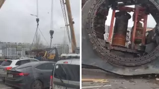 Деталь строительного крана уронили на дорогу в центре Нур-Султана